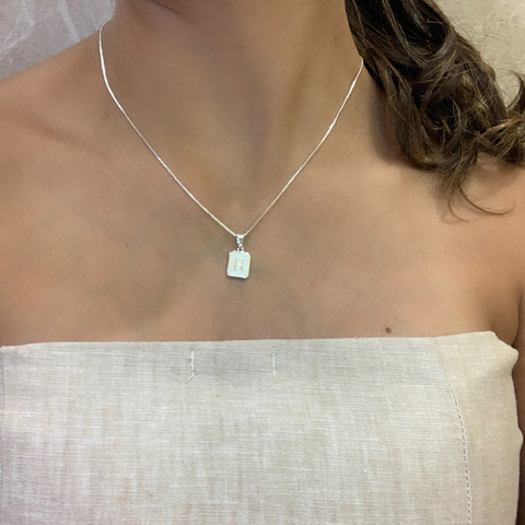 Colar com Pingente Inicial em Alto Relevo Prata - comprar online