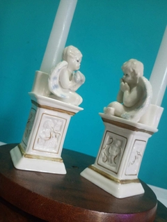 Antigo e lindo par de castiçal em porcelana com querubins / anjinho na internet