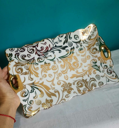 Antiga e linda bandeja em porcelana branca com arabescos em dourado República Tcheca