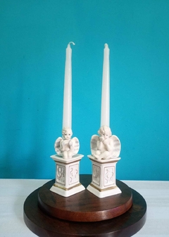 Antigo e lindo par de castiçal em porcelana com querubins / anjinho - comprar online