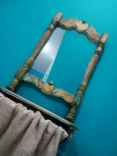 Antigo espelho de parede com porta toalha em madeira