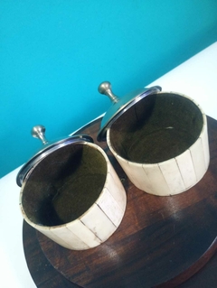 Antigo e lindo par de porta jóias em osso e metal - joelle - Achados e Encantos