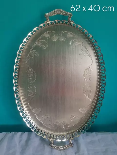 Antiga e grande bandeja espessurada a prata