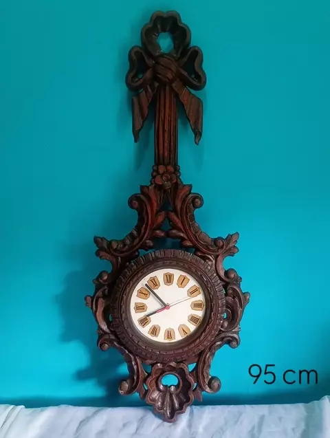 Antigo relógio de parede esculpido na madeira - Funcionando
