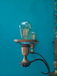 Antigo e imponente lustre / luminária de teto Em bronze , madeira e resina na internet