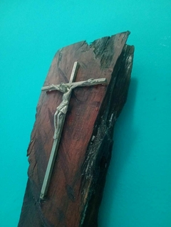 Antigo crucifixo em metal Espessurado a prata e madeira nobre rústica na internet