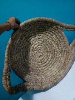 Grande cesto de palha redondo trançado com alças na internet