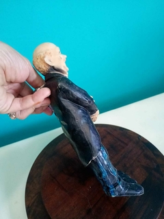 Divertido suporte para vinho / garrafa em resina - Dupla de garçons - Achados e Encantos