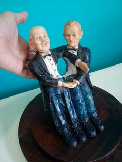 Divertido suporte para vinho / garrafa em resina - Dupla de garçons na internet