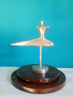 Antiga Escultura com silhueta de mulher em alumínio - comprar online