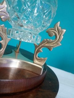 Antigo e raríssimo par de castiçais em bronze e vidro moldado na internet