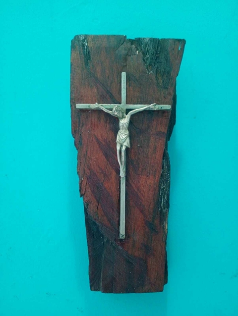 Antigo crucifixo em metal Espessurado a prata e madeira nobre rústica - comprar online