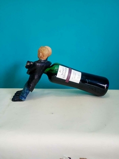 Imagem do Divertido suporte para vinho / garrafa em resina - Dupla de garçons