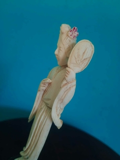 Delicada e rara estatueta chinesa em marfim esculpido a mão Cena de Gueixa Com Leque.