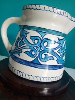 Antiga jarra decorativa em faiança portuguesa