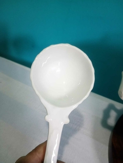 Antiga e delicada sopeira branca em porcelana branca Limoges - França