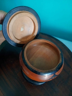 Imagem do Antigo saleiro em madeira pintado a mão