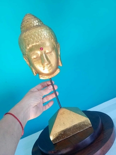 Escultura em Mastro rosto de Buda dourado na internet