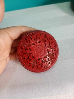 Antiga e linda caixa com tampa chinesa confeccionada em metal e laca na internet