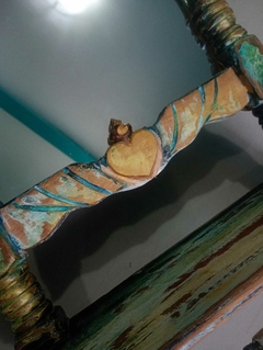 Antigo espelho de parede com porta toalha em madeira na internet