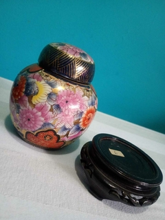 Antigo vaso / potiche com tampa chinês pintado a mão na internet