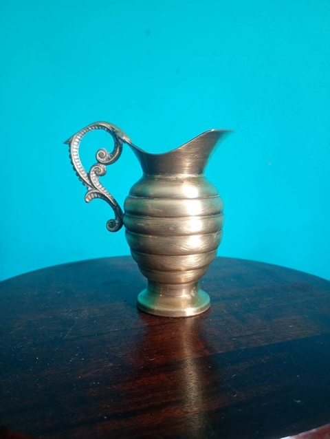 Antiga jarra decorativa em metal dourado