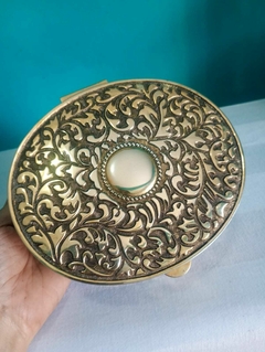 Antigo caixa / porta joias oval confeccionada em metal e ornamentação elevada - comprar online