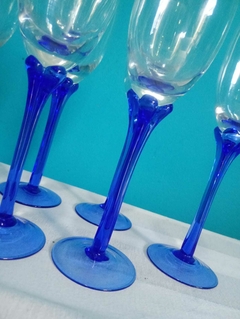 Jogo de taças flutê para espumante em cristal translúcido e azul