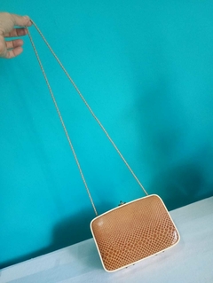 Bolsa de mão / clutch vintage rígida estrutura em polímero na tonalidade creme - comprar online