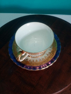 Antiga xícara com pires em porcelana Steatita Tons de dourado e lilás na internet