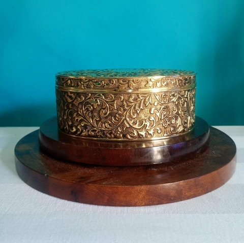 Antigo caixa / porta joias oval confeccionada em metal e ornamentação elevada