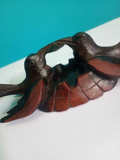 Antigo e lindíssimo cinzeiro escultural em Jacarandá com pássaros na internet