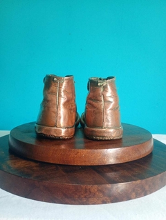 Imagem do Antigo par de sapatos / botinhas infantil metalizado com banho de cobre
