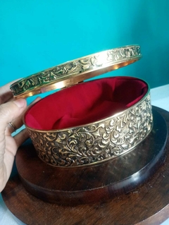 Antigo caixa / porta joias oval confeccionada em metal e ornamentação elevada - Achados e Encantos