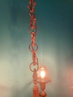 Antigo e imponente lustre / luminária de teto Em bronze , madeira e resina na internet