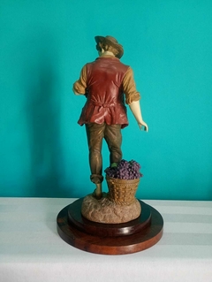 Imagem do Antiga escultura figurativa representando vendedor de uva em resina italiana