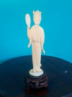 Imagem do Delicada e rara estatueta chinesa em marfim esculpido a mão Cena de Gueixa Com Leque.