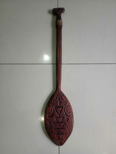 Remo decorativo em madeira indígena