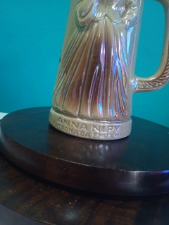 Antiga caneca comemorativa ao dia da enfermagem em cerâmica vitrificada Representando em alto relevo Anna Nery - Achados e Encantos