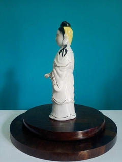 Antiga escultura em porcelana chinesa Kuan yin Deusa da misericórdia - Achados e Encantos
