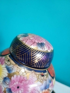 Antigo vaso / potiche com tampa chinês pintado a mão - Achados e Encantos