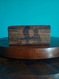 Antigo e lindo cinzeiro em madeira nobre Detalhes em metal na internet