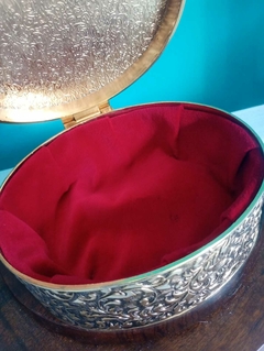 Antigo caixa / porta joias oval confeccionada em metal e ornamentação elevada