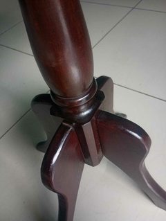 Imagem do Antiga Mesinha de canto / apoio em madeira redonda em madeira