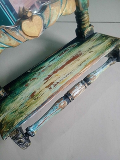 Imagem do Antigo espelho de parede com porta toalha em madeira