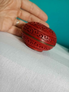 Antiga e linda caixa com tampa chinesa confeccionada em metal e laca - Achados e Encantos