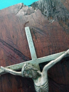 Antigo crucifixo em metal Espessurado a prata e madeira nobre rústica - loja online