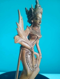 Escultura em madeira Deusa Dewi Raith - Indonésia - comprar online