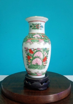 Antigo vaso em porcelana chinês pintado a mão