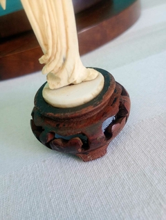 Delicada e rara estatueta chinesa em marfim esculpido a mão Cena de Gueixa Com Leque. - loja online